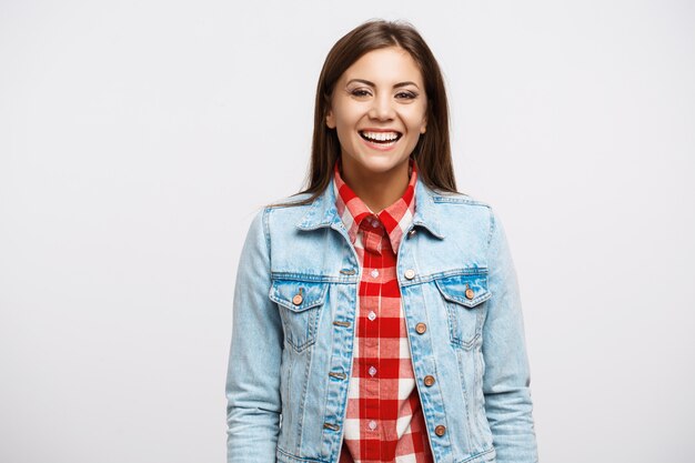 Retrato de mujer joven sonriente en look fresco de primavera