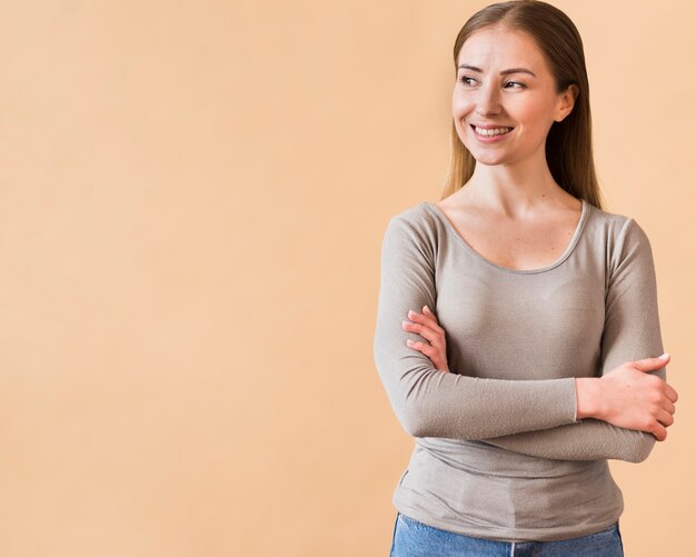 Retrato de mujer joven sonriente mirando a otro lado