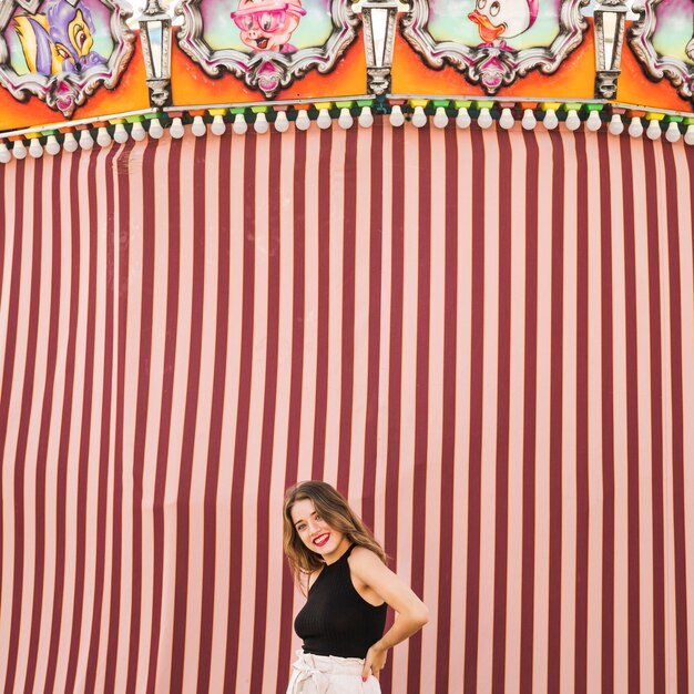 Retrato de mujer joven sonriente en el parque de atracciones