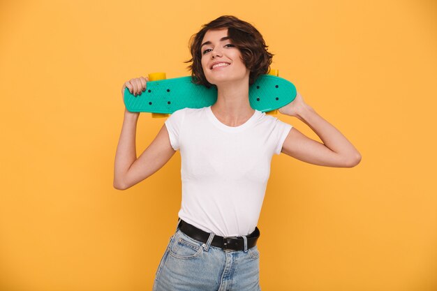 Retrato de una mujer joven sonriente con patín