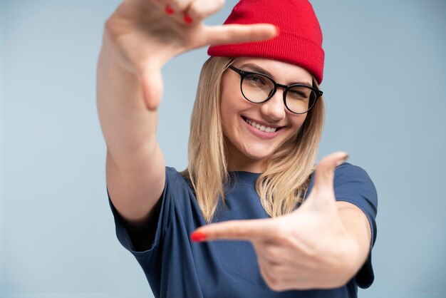 retrato, de, un, mujer joven, sonriente, y, posar