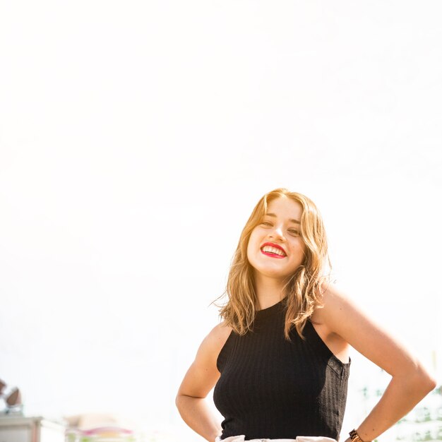 Retrato de una mujer joven sonriente rubia