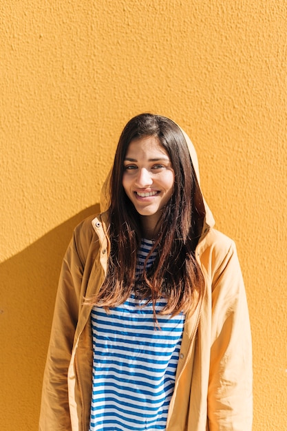 Retrato de una mujer joven sonriente