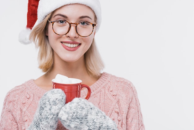 Foto gratuita retrato, de, mujer joven, sonriente