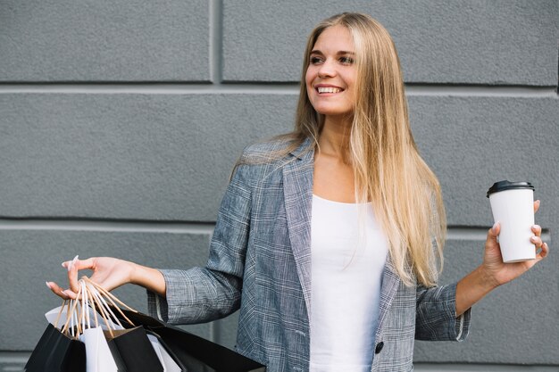 Retrato de mujer joven sonriente