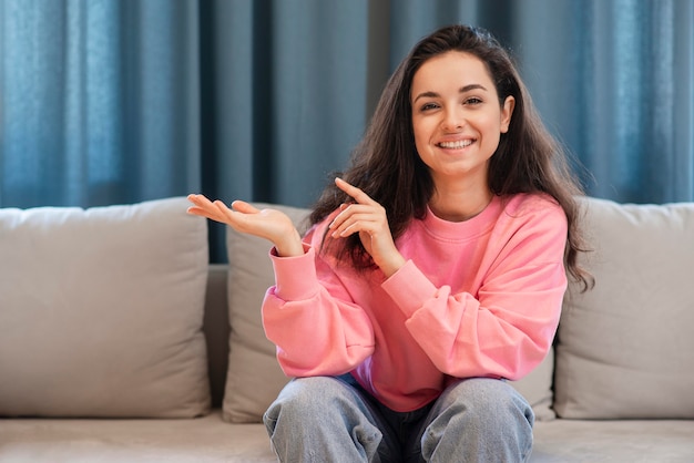 Retrato, de, mujer joven, sonriente