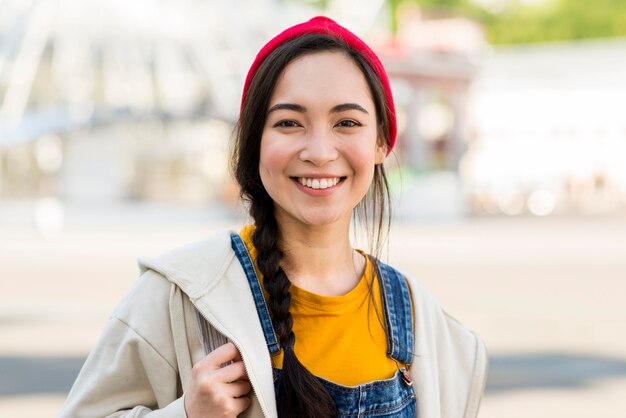 Retrato mujer joven sonriente