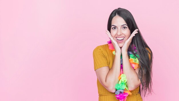 Retrato de una mujer joven sorprendida en fondo rosado