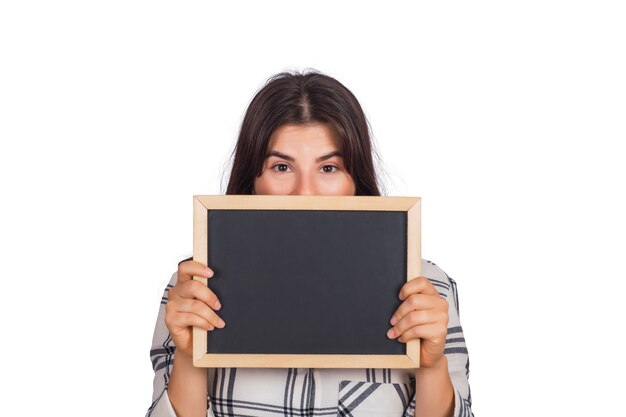 Retrato de mujer joven sosteniendo una pizarra vacía