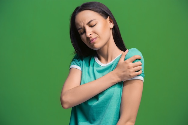 Retrato de mujer joven con su brazo herido