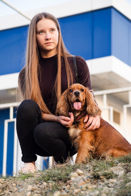 Foto gratuita retrato de mujer joven con su perro