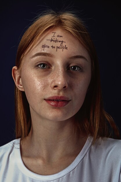 Retrato de mujer joven superando problemas de salud mental