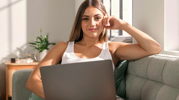 Retrato, de, mujer joven, tenencia, computadora portátil