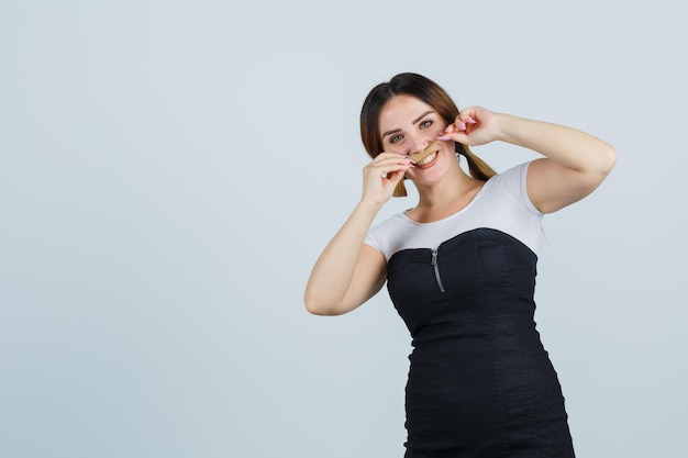 Retrato, de, mujer joven, tenencia, ella, pelo, como, bigote