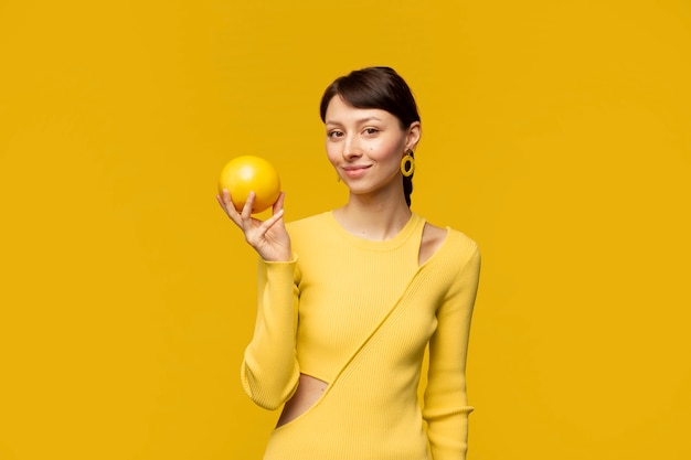 retrato, de, mujer joven, tenencia, pomelo