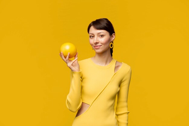 retrato, de, mujer joven, tenencia, pomelo