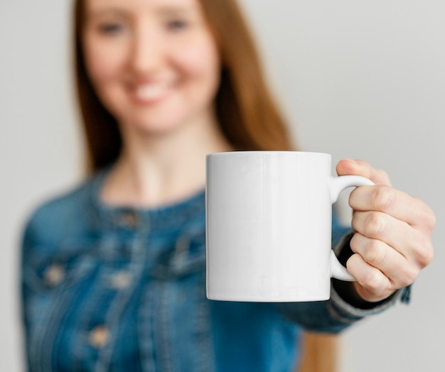 Retrato, mujer joven, tenencia, taza