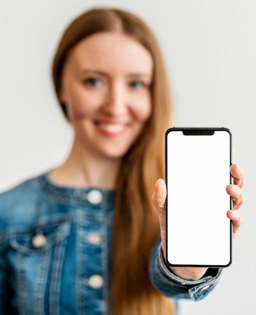 Retrato, mujer joven, tenencia, teléfono