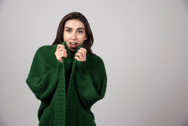 Retrato de mujer joven tirando de su chaqueta.