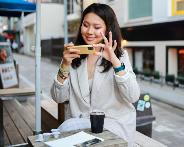 Retrato de mujer joven tomando una foto de snack