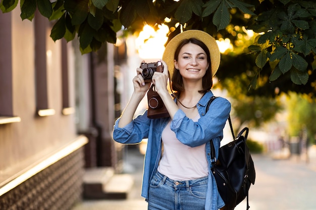 Foto gratuita retrato de mujer joven tomando fotos en vacaciones