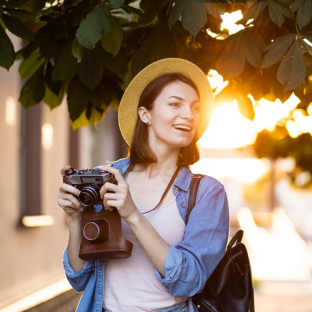 Retrato de mujer joven tomando fotos en vacaciones