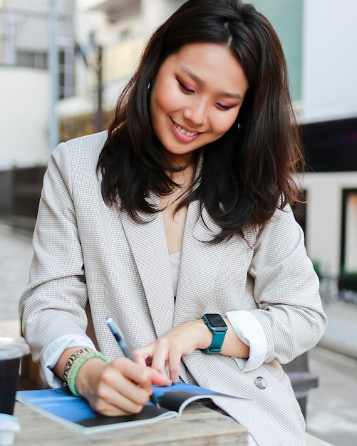 Retrato de mujer joven tomando notas