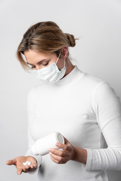 Retrato de mujer joven tomando tratamiento médico