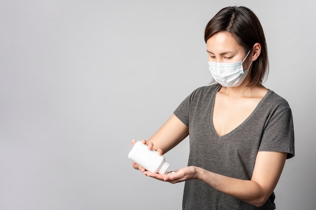 Foto gratuita retrato de mujer joven tomando tratamiento médico