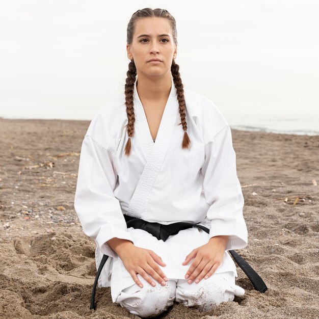 Retrato de mujer joven en traje de artes marciales