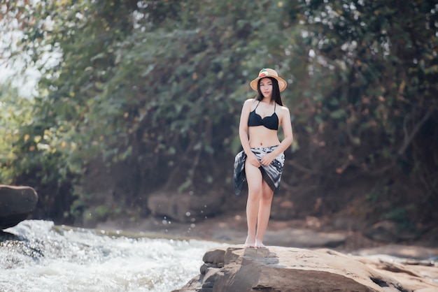 Retrato de mujer joven en traje de baño bikini con espacio de copia