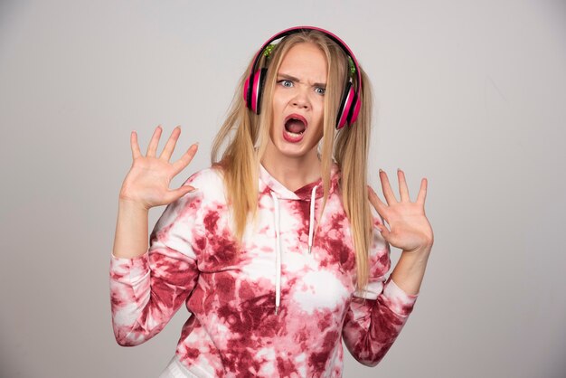 Retrato de mujer joven en traje rosa con enojo.