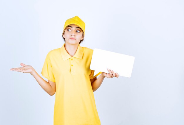 Retrato de una mujer joven en uniforme amarillo con un bocadillo vacío.