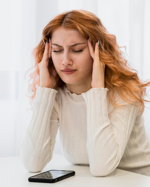 Retrato, mujer joven, utilizar, teléfono