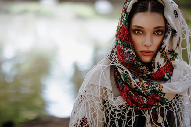 Retrato de una mujer joven con un vestido étnico tradicional