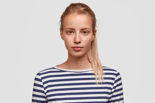 Retrato de mujer joven vistiendo blusa de rayas