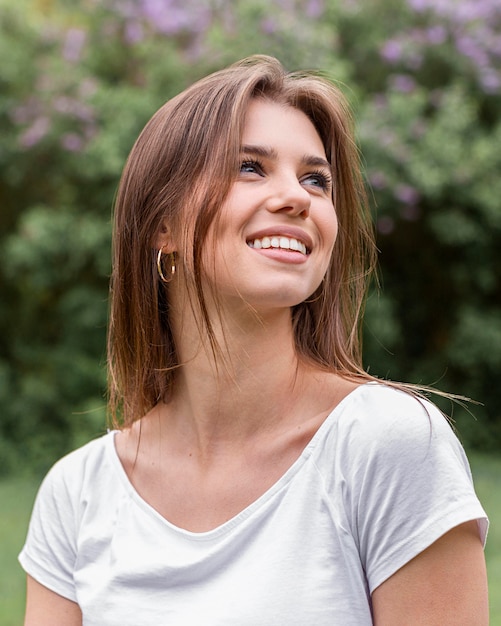 Foto gratuita retrato, mujer joven