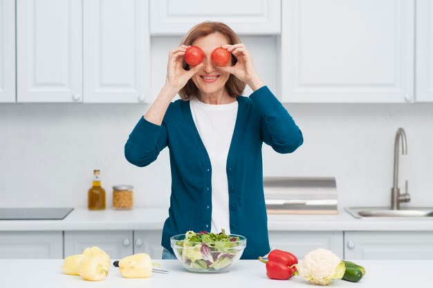 Retrato de mujer jugando con verduras