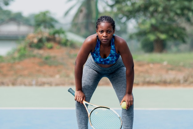 Foto gratuita retrato, mujer, jugar al tenis