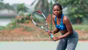 Foto gratuita retrato, mujer, jugar al tenis