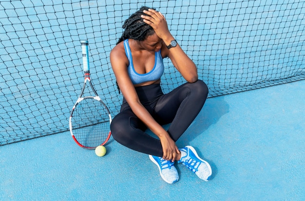 Foto gratuita retrato, mujer, jugar al tenis