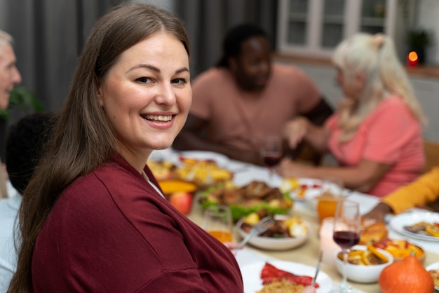 Foto gratuita retrato de mujer junto a su familia el día de acción de gracias