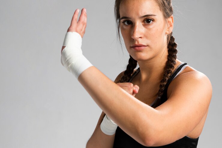 Foto gratuito retrato de mujer de karate haciendo ejercicio