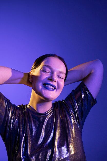 Retrato de una mujer con labios azules brillantes