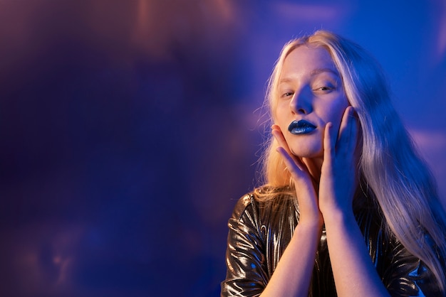 Foto gratuita retrato de una mujer con labios azules brillantes