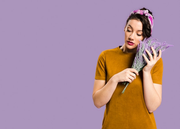 Foto gratuita retrato de mujer y lavanda con copia espacio fondo violeta