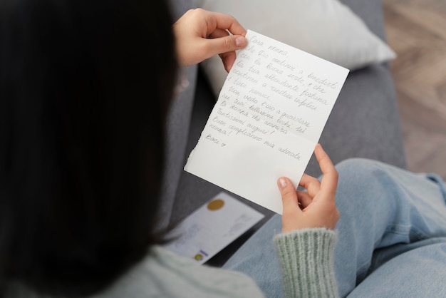 Retrato, mujer, lectura, carta, cicatrizarse