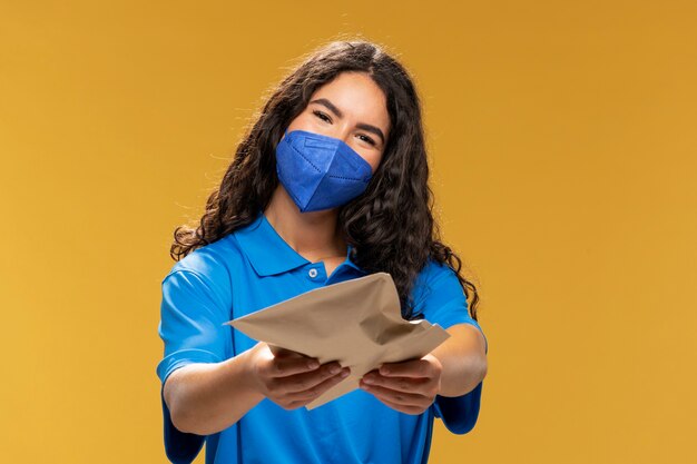 Retrato de mujer libertadora con máscara médica en