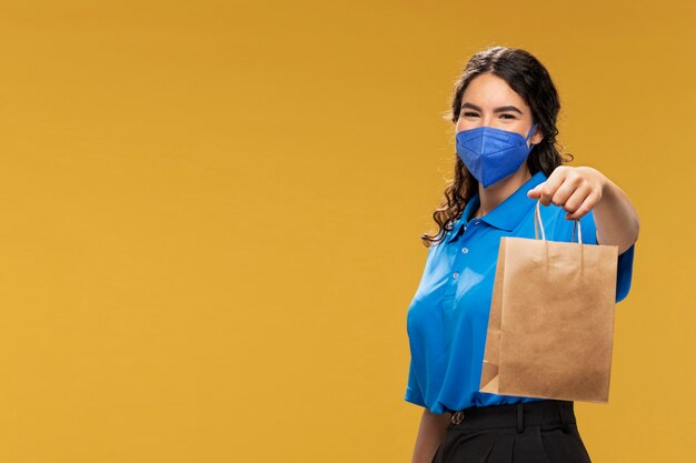 Retrato de mujer libertadora con máscara médica en