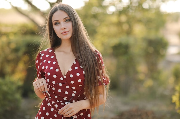 retrato de una mujer linda al aire libre